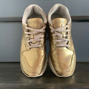 GOLD New Balance 520